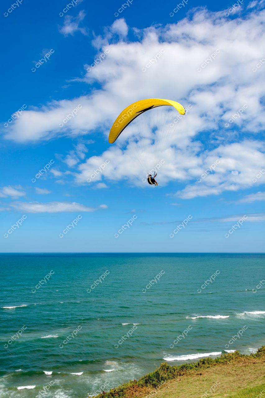 Torres, Rio Grande do Sul: Parapente amarelo sobrevoando a costa em perfeita harmonia com a natureza