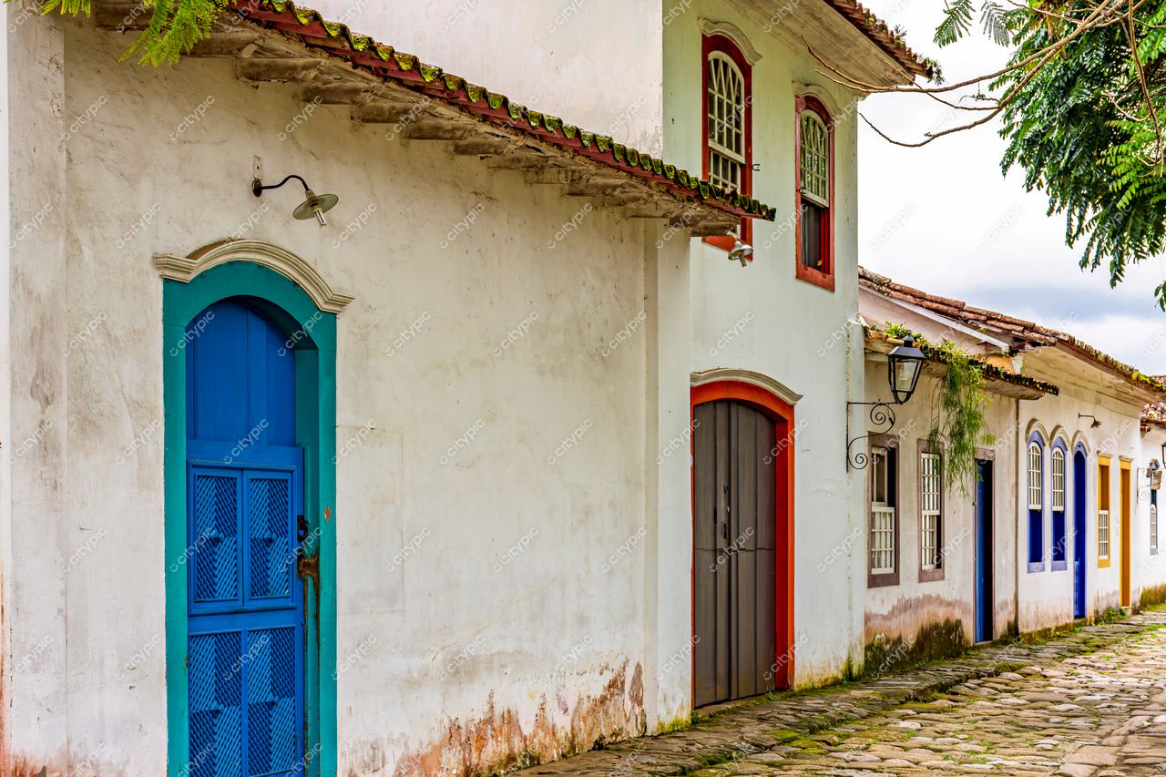 Paraty, Rio de Janeiro: Ruas pitorescas e casas históricas com portas coloridas