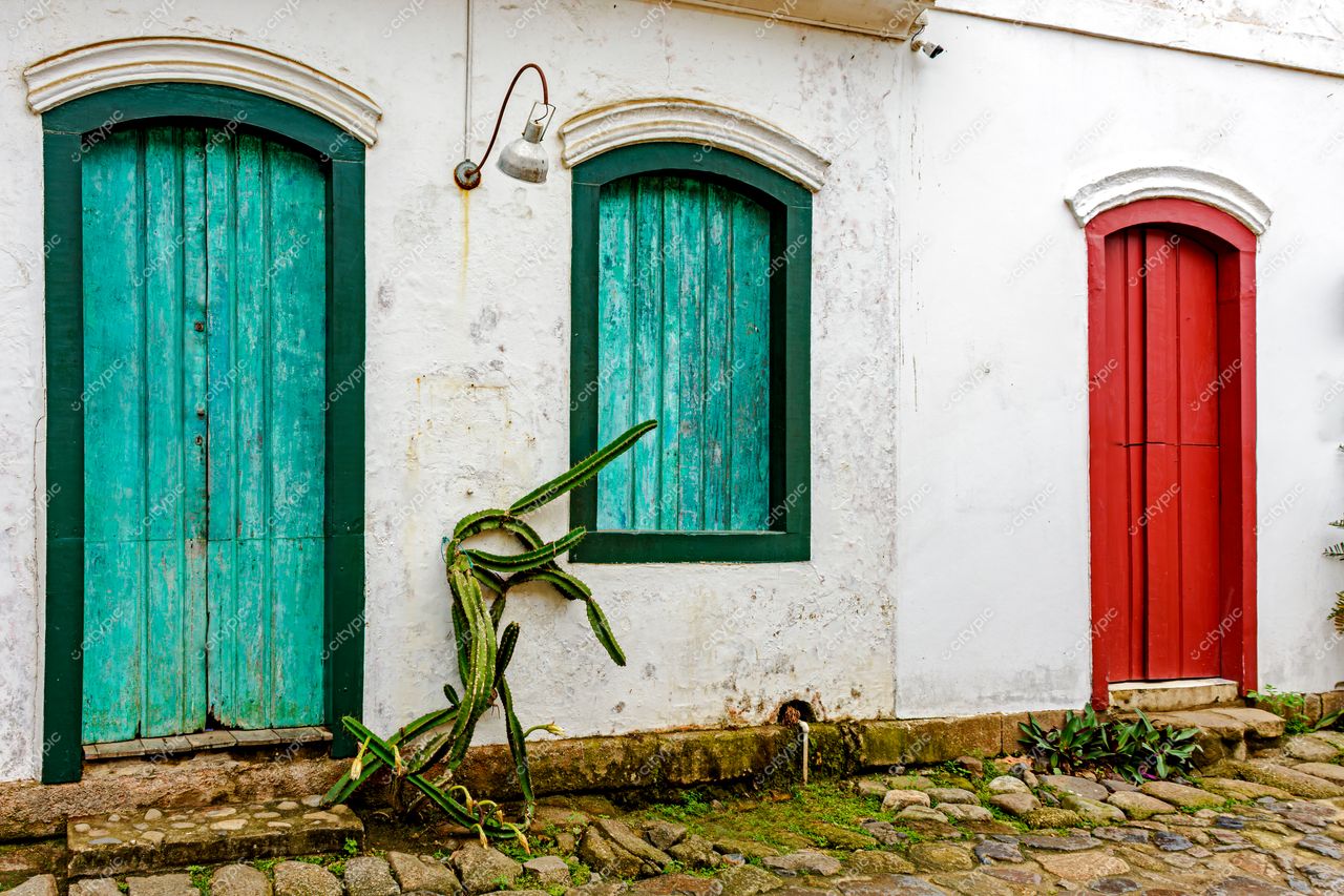 Paraty, Rio de Janeiro: Fachada típica com portas coloridas e cacto peculiar