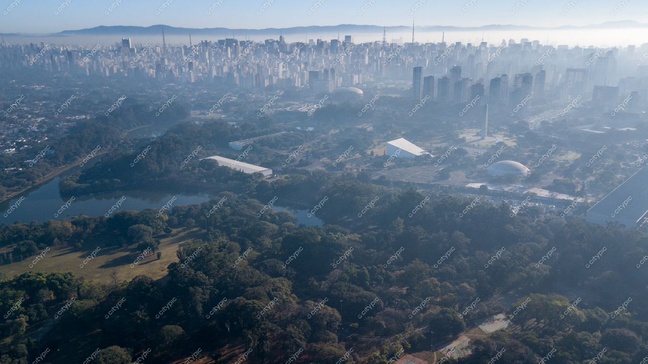 São Paulo, Brasil: A vibrante fusão entre natureza e urbanismo no Parque Ibirapuera ao amanhecer