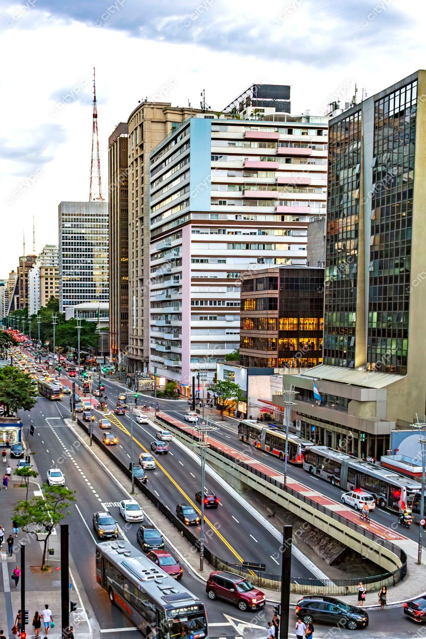 Avenida Paulista, São Paulo: Movimento e modernidade em uma metrópole vibrante