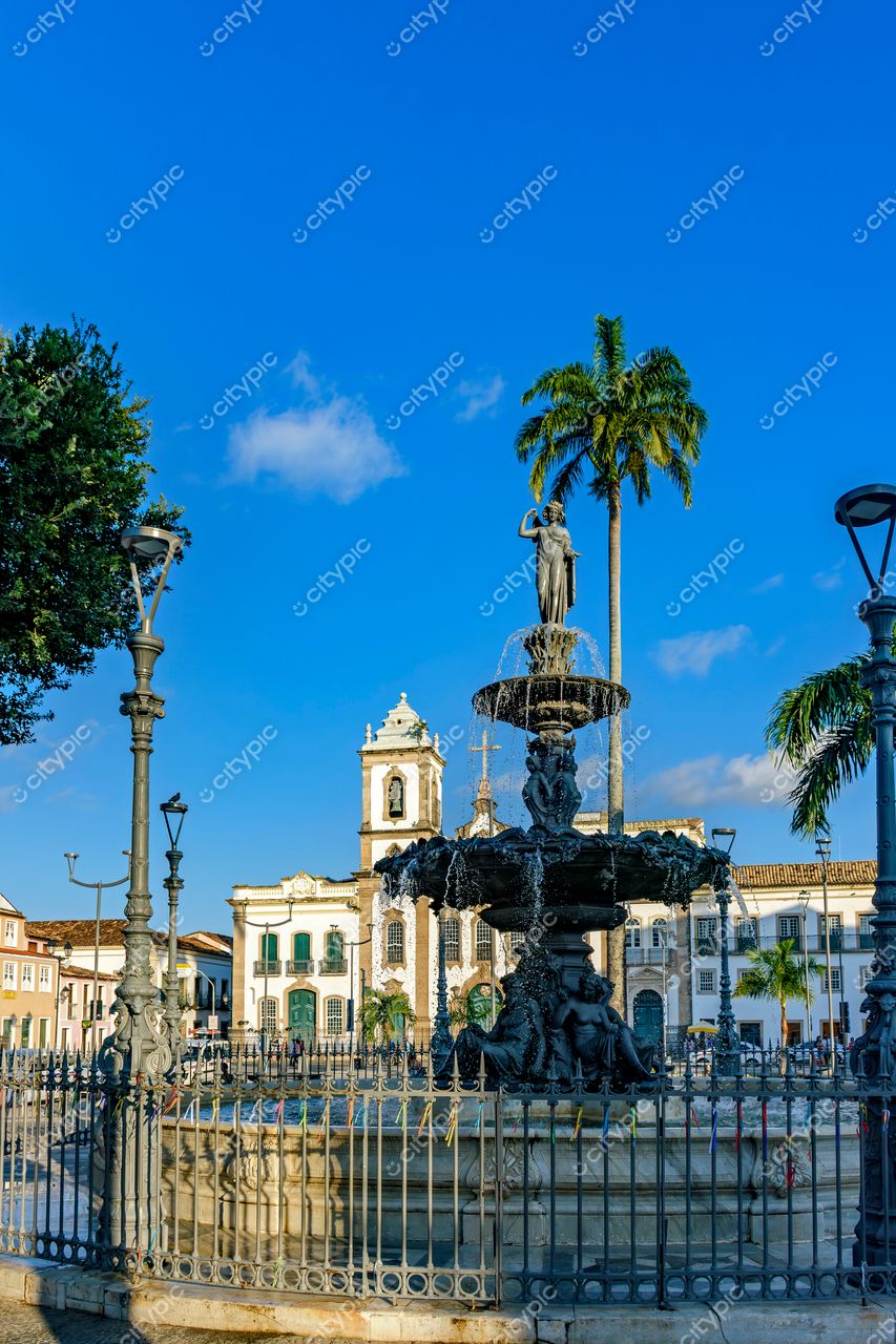 Praça do Pelourinho: Fonte Elegante e Arquitetura Colonial em Salvador, Bahia