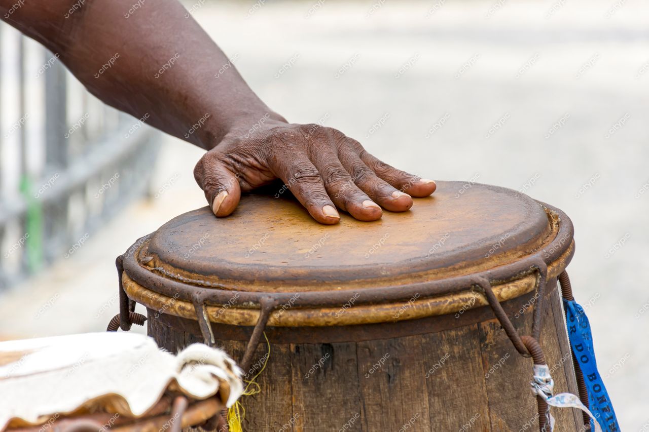 Pelourinho, Salvador, Bahia: Mão de músico repousando sobre tambor rústico