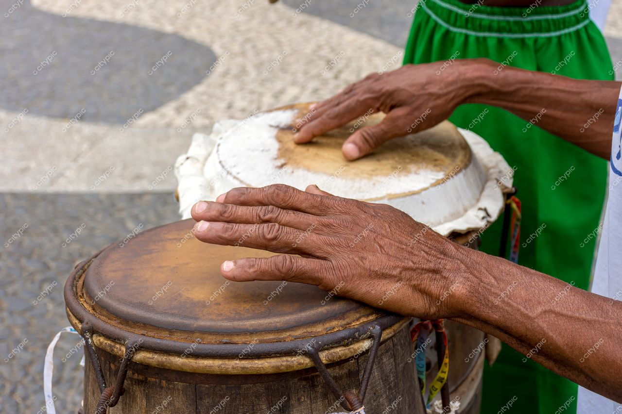 Salvador, Bahia: Mãos que ecoam a tradição musical do Pelourinho