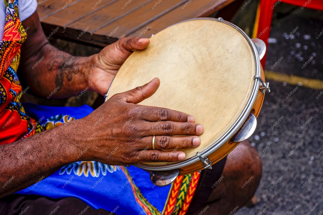 Pelourinho, Salvador: Músico tocando percussão em meio à cultura e tradição baiana