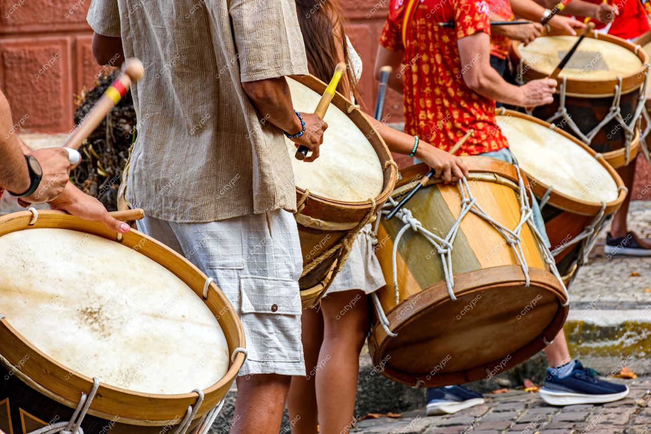Tambores em Festa: Celebração Vibrante em Recife, Pernambuco