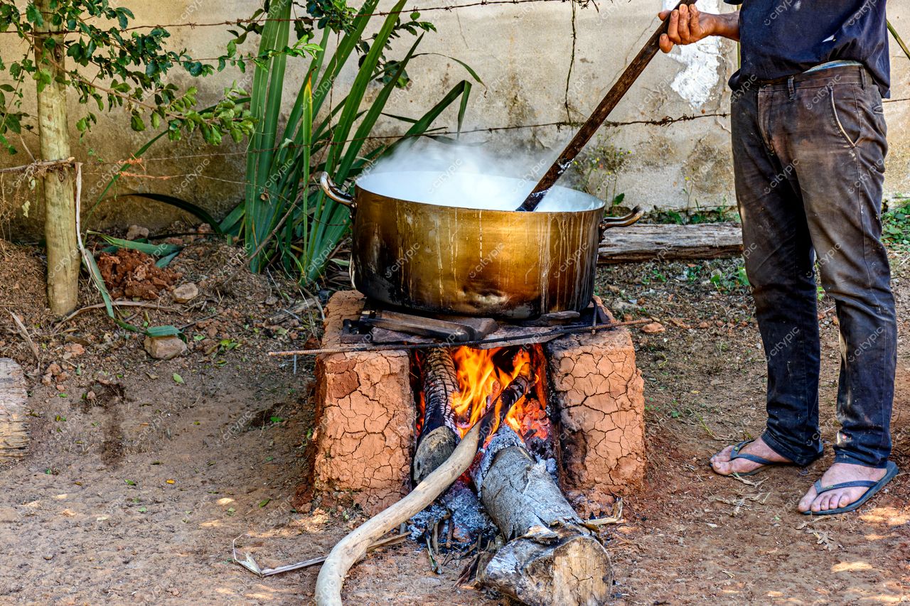 Cozinha ao ar livre: preparando uma refeição rústica na fogueira