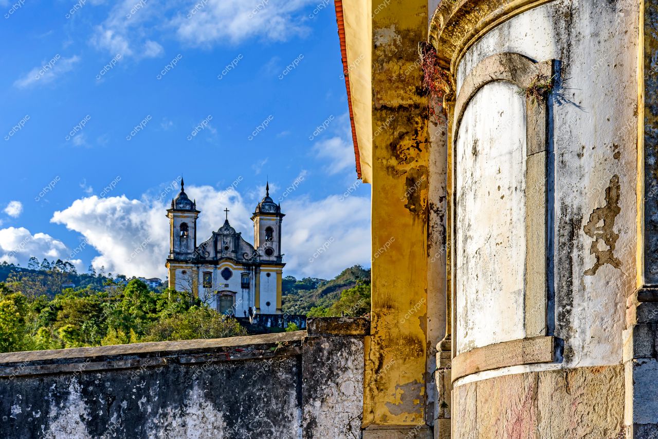 Ouro Preto, Minas Gerais: Vista panorâmica da histórica cidade com a imponente Igreja de São Francisco de Assis ao fundo