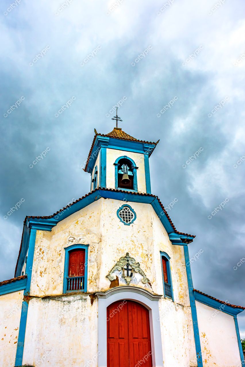 Igreja Histórica em Mariana: Arquitetura Colonial e Atmosfera Evocativa