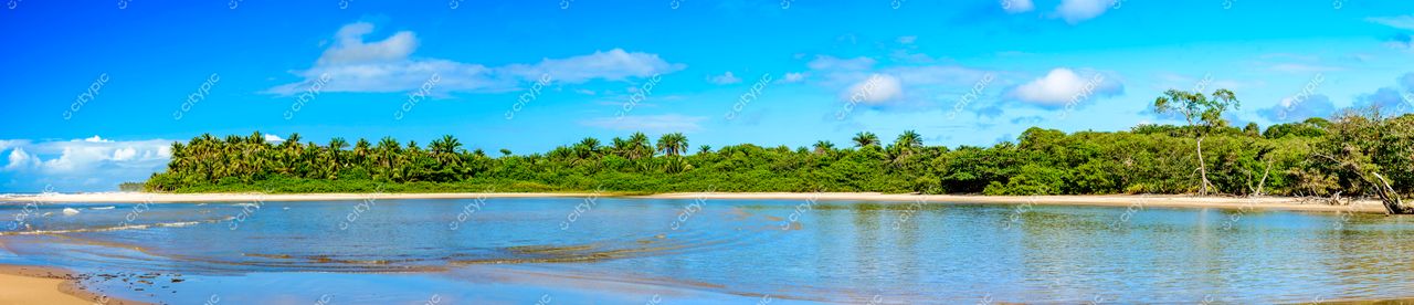 Uruçuca, Bahia: Paisagem deslumbrante de um lago cristalino e vegetação tropical exuberante