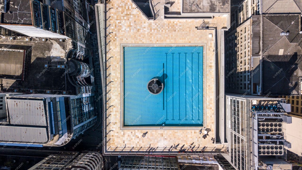 São Paulo, Brasil: Vista Aérea da Impressionante Piscina Urbana no Centro da Cidade