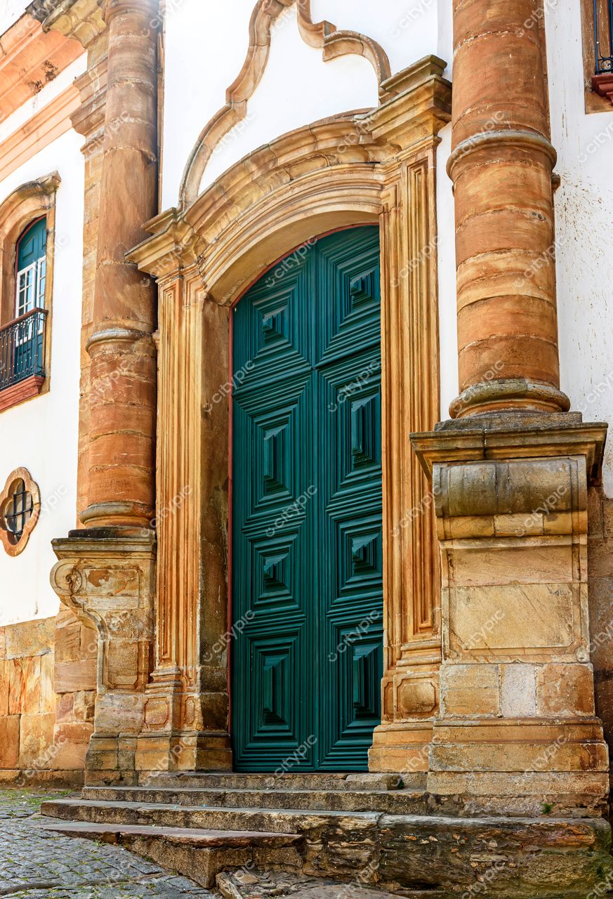 Ouro Preto, Minas Gerais: Porta verde e arco de pedra em estilo barroco