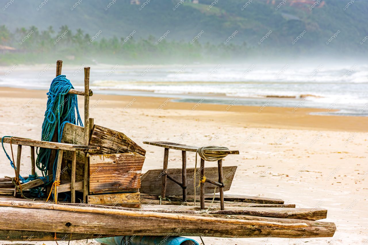 Uruçuca, Bahia: Embarcação de pesca rústica na praia em meio à natureza serena
