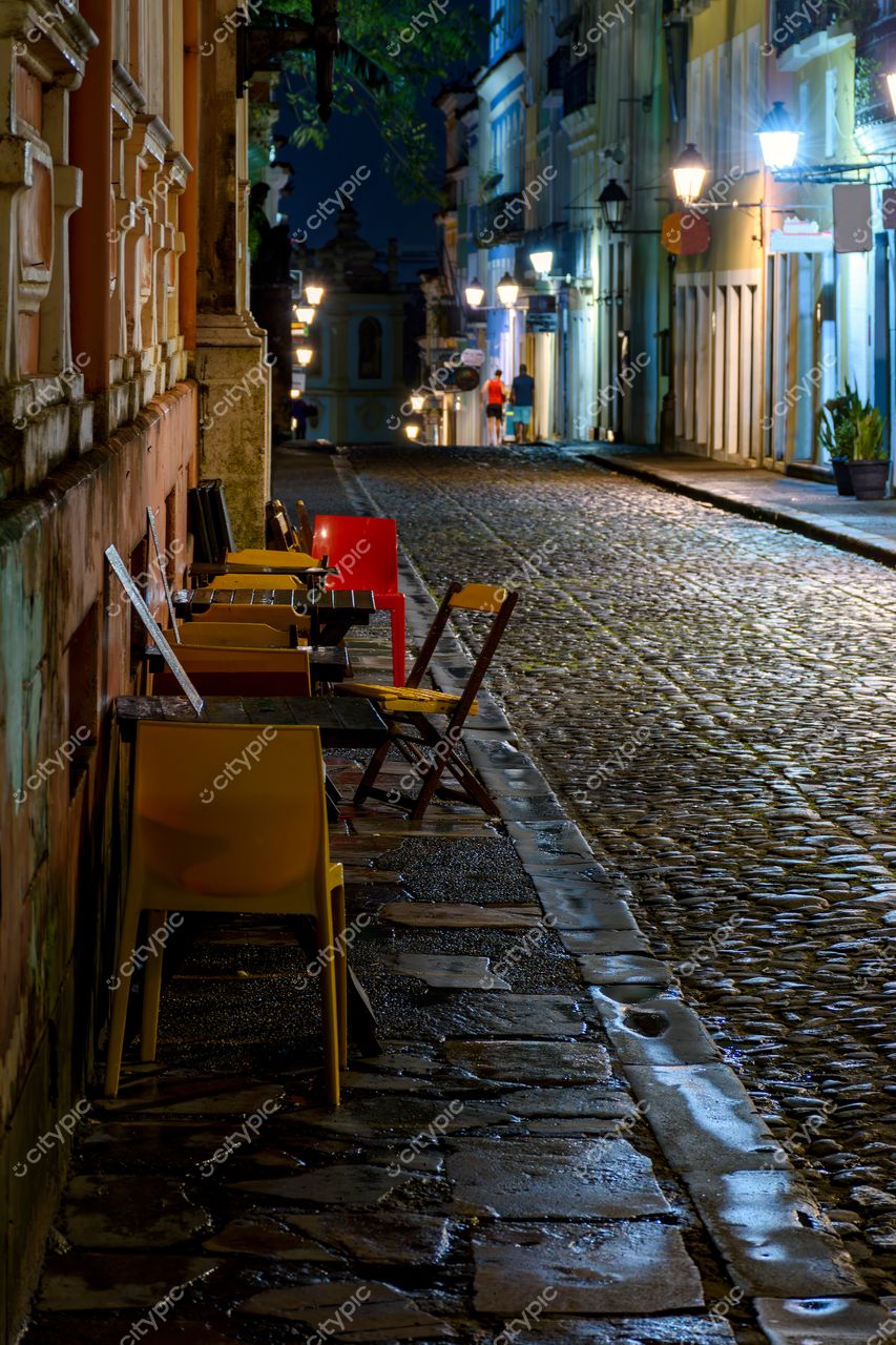 Pelourinho, Salvador, Bahia: Rua charmosa à noite com cadeiras coloridas e arquitetura colonial
