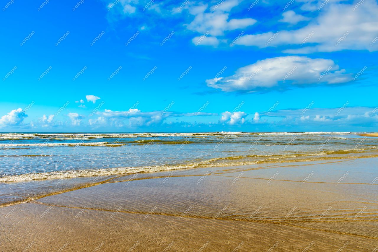 Uruçuca, Bahia: Cena Serena de Praia com Mar Tranquilo e Céu Azul Vibrante