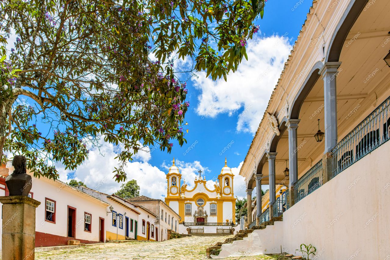 Tiradentes, Minas Gerais: Igreja histórica em meio à arquitetura colonial e natureza exuberante