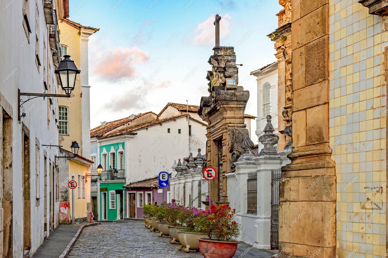 Pelourinho, Salvador: Rua charmosa com casas coloridas e detalhes arquitetônicos