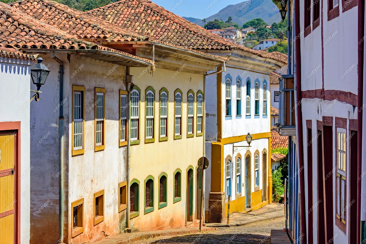 Ouro Preto, Minas Gerais: Rua histórica com fachadas coloniais e atmosfera pitoresca