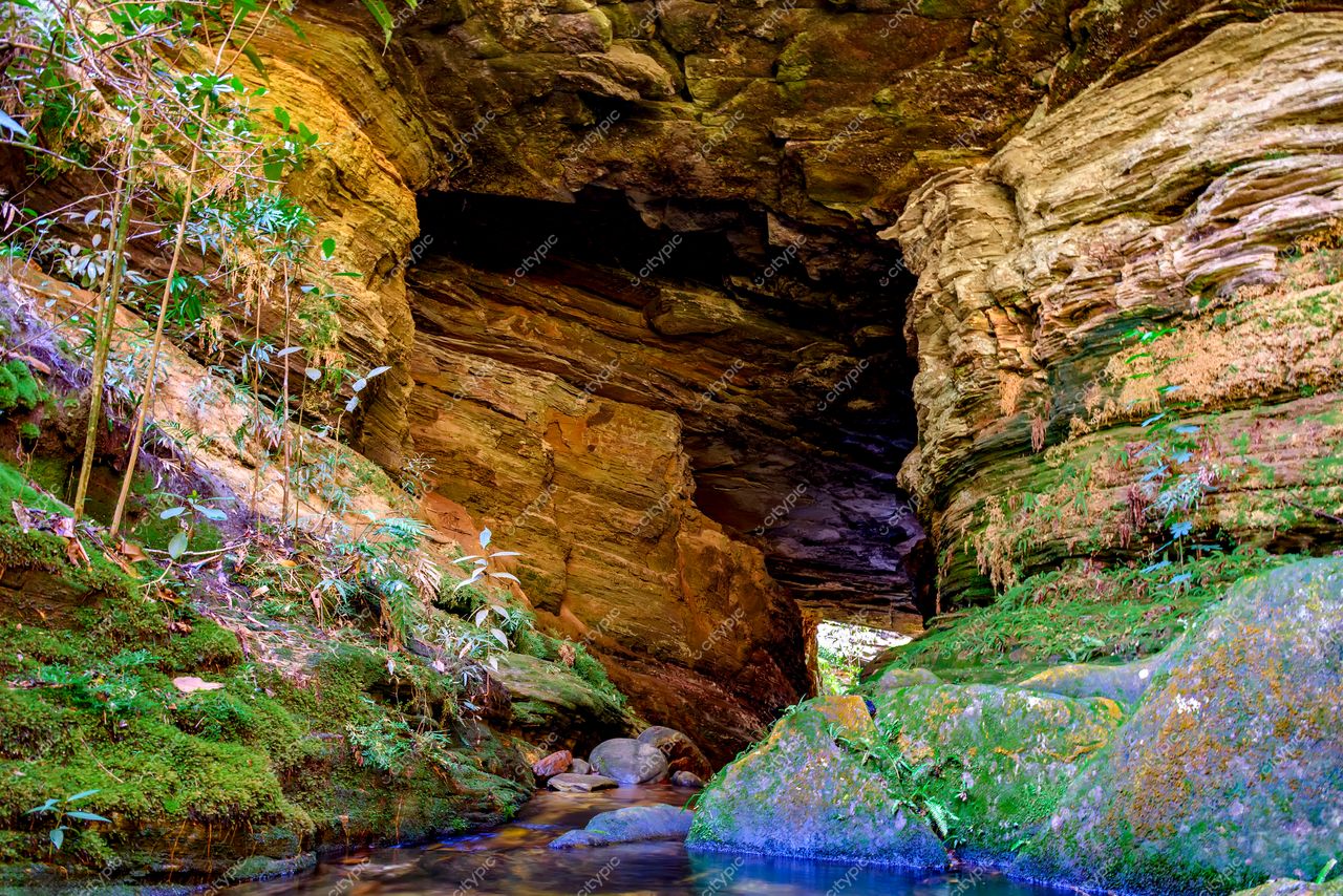 Carrancas, Minas Gerais: Caverna Natural de Tons Quentes e Texturas Variadas