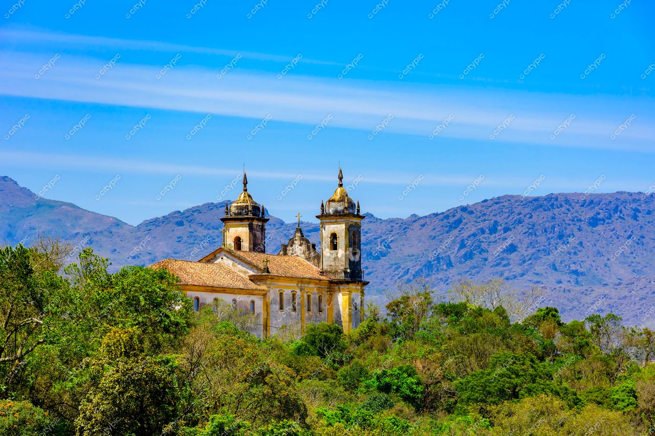Ouro Preto, Minas Gerais: Igreja histórica em meio à natureza exuberante