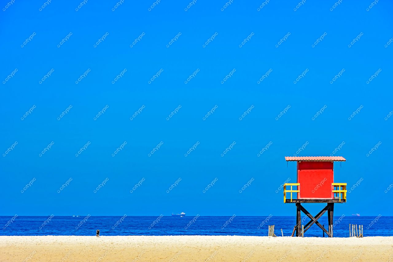 Copacabana, Rio de Janeiro: Cabine de guarda-vidas em destaque na praia tranquila