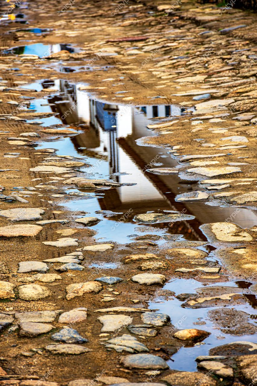 Paraty, Rio de Janeiro: Rua de Paralelepípedo com poças d’água refletindo a beleza natural da cidade