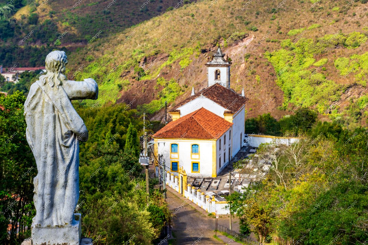 Ouro Preto, Minas Gerais: Vista panorâmica da igreja histórica e sua imponente estátua religiosa