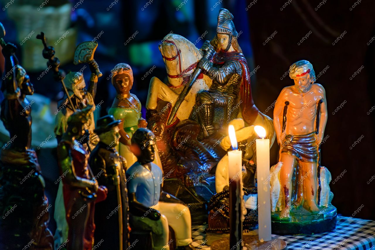 Mesa xadrez espiritual: Estatuetas coloridas em Locais Diversos, Belo Horizonte, Minas Gerais