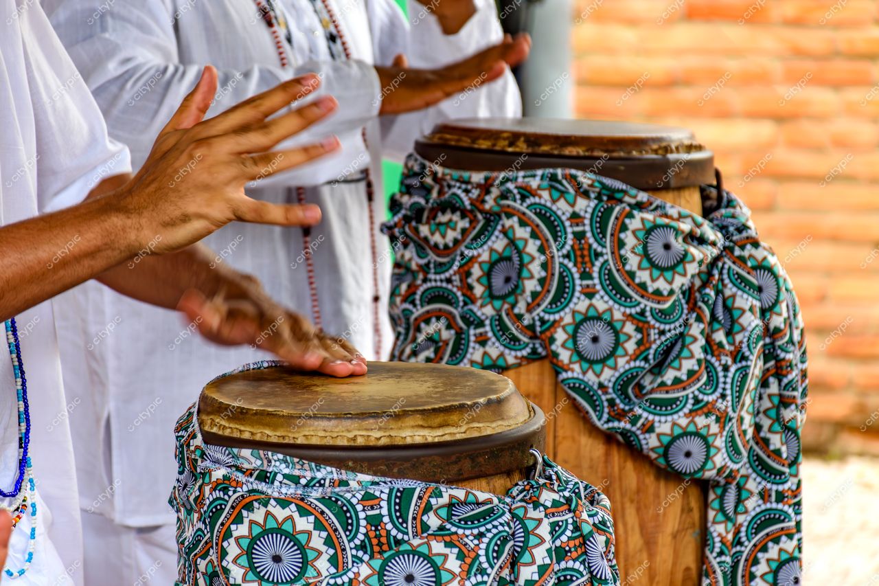 Apresentação Musical Vibrante em Belo Horizonte: Tambores e Cultura Local