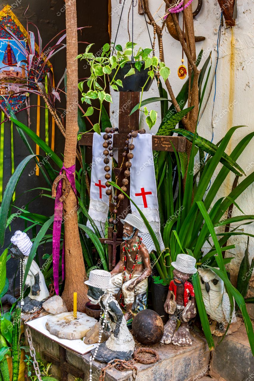 Altar Colorido e Vibrante em Belo Horizonte, Minas Gerais: Cruz de Madeira, Estátuas e Elementos Culturais