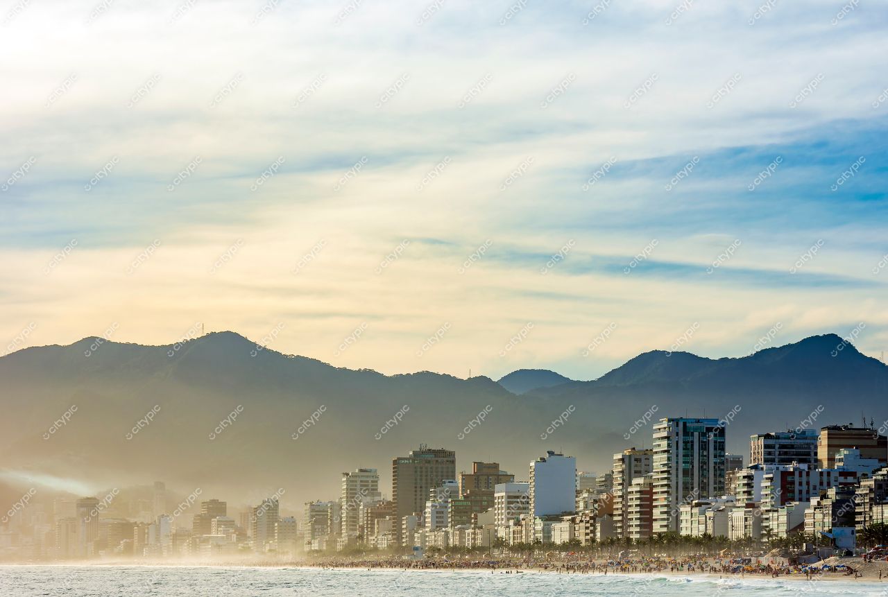 Ipanema, Rio de Janeiro: Paisagem vibrante entre mar e montanhas