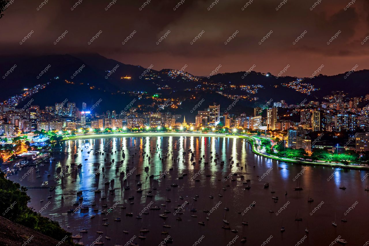 Centro do Rio de Janeiro à noite: Luzes da cidade refletidas na baía