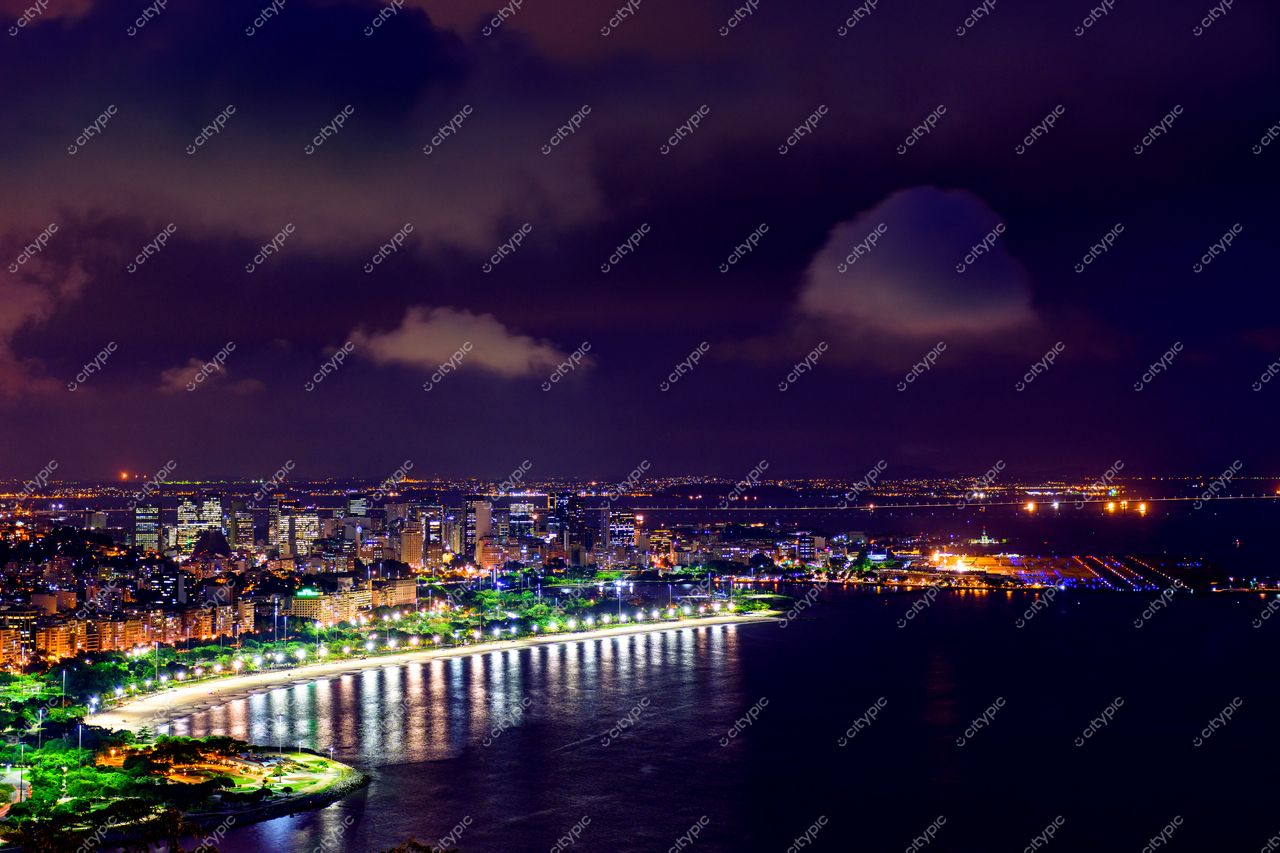 Orla do Centro de Rio de Janeiro à noite: A cidade maravilhosa iluminada