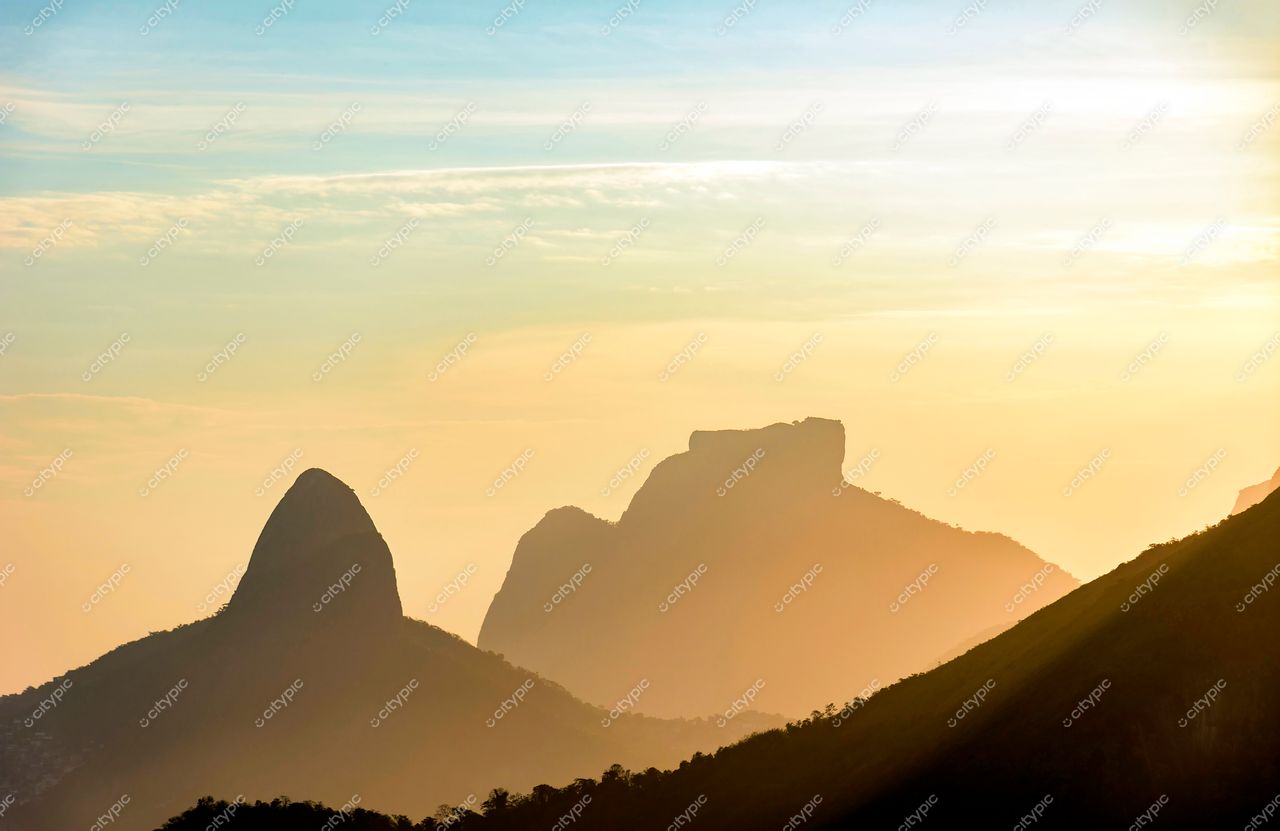 Montanhas de Copacabana ao Pôr do Sol: A Majestade da Cidade Maravilhosa