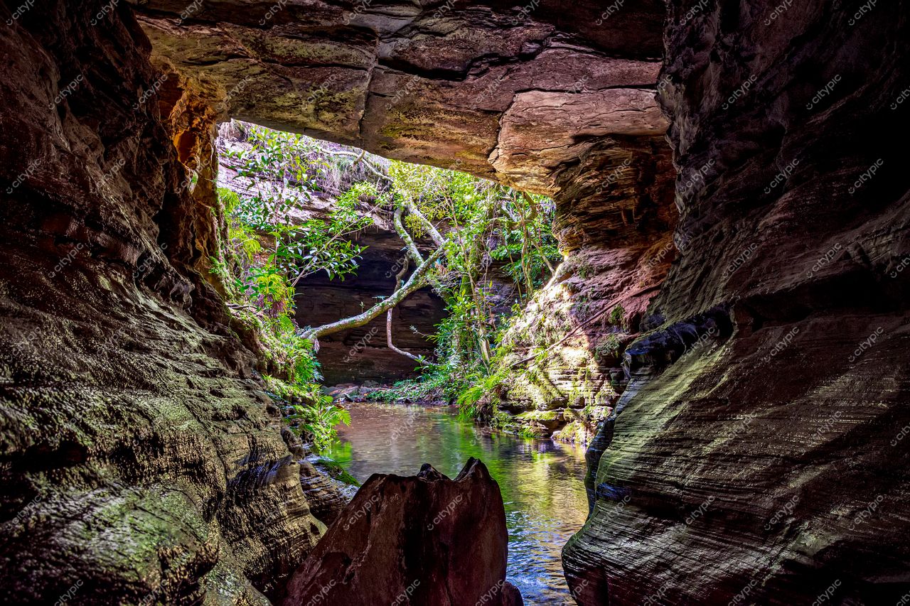 Carrancas, Minas Gerais: A serenidade exuberante da caverna natural