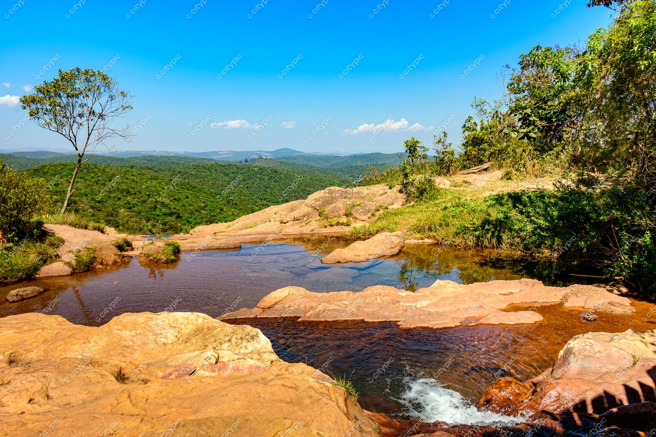 Tranquilidade e conexão: a beleza da natureza em uma paisagem serena
