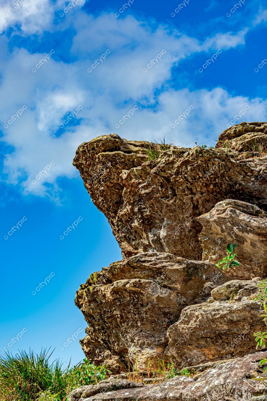 Explorando a Majestade da Natureza: A Imponente Formação Rochosa sob o Céu Azul