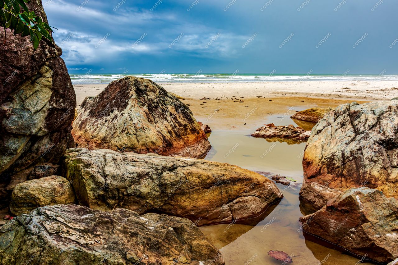 Uruçuca, Bahia: Cena tranquila da praia com rochas e mar sereno