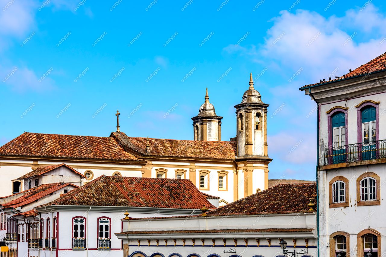 Ouro Preto, Minas Gerais: Panorama da cidade histórica com igreja imponente e arquitetura colonial