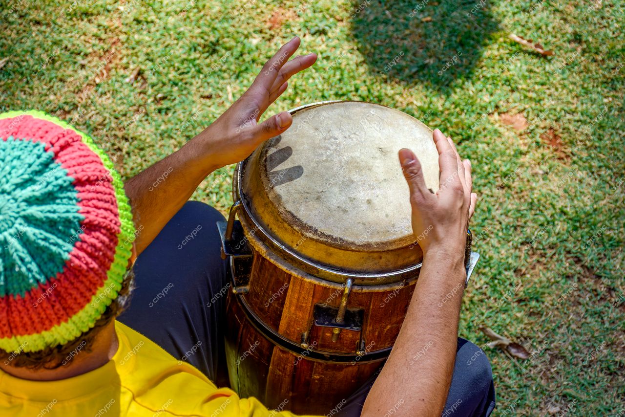 Ritmo na Natureza: A batida do tambor ao ar livre