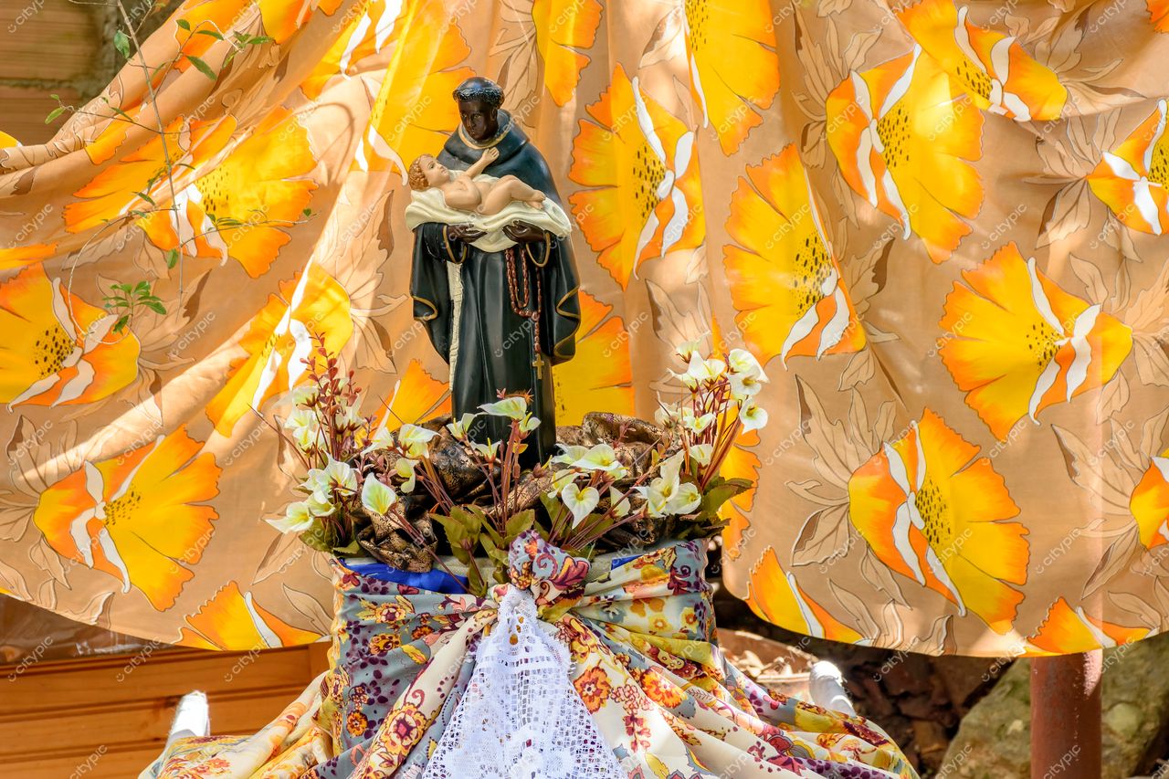 Estátua Maternal: Devoção e Celebração em Tons Quentes