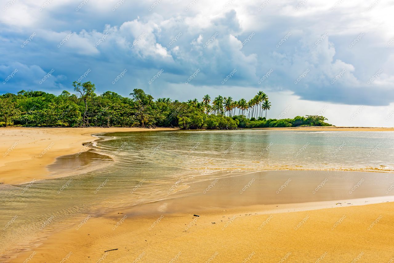 Uruçuca, Bahia: Paisagem paradisíaca de areias douradas e águas cristalinas