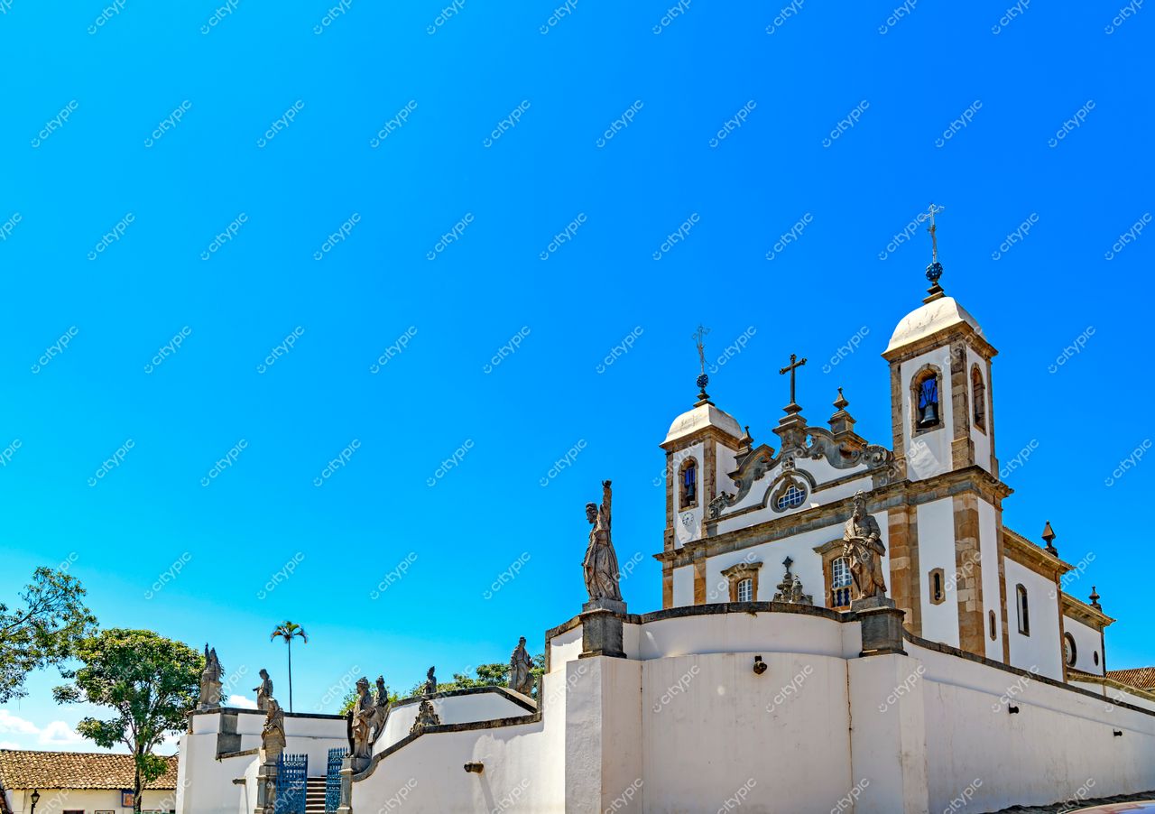 Congonhas, Minas Gerais, Brasil: Igreja Colonial Impressionante sob Céu Azul Claro