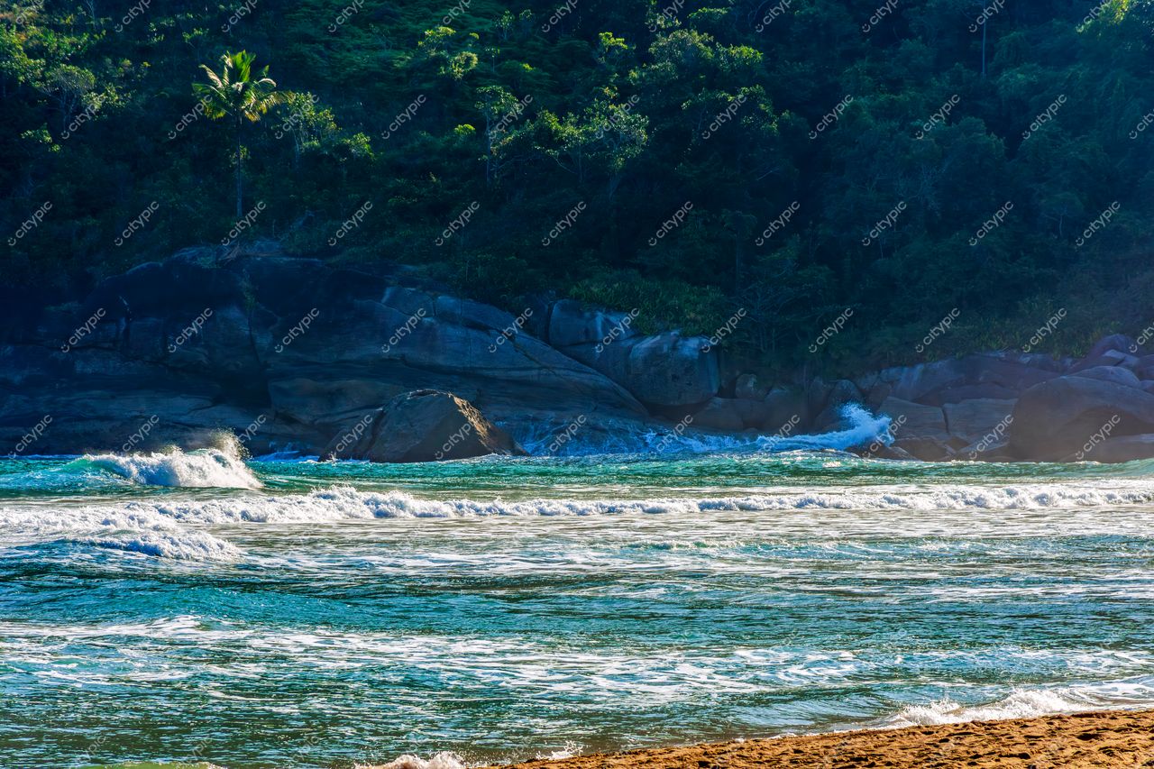 Praia do Perequê – Cena Costeira Serena em Ilhabela, São Paulo, Brasil