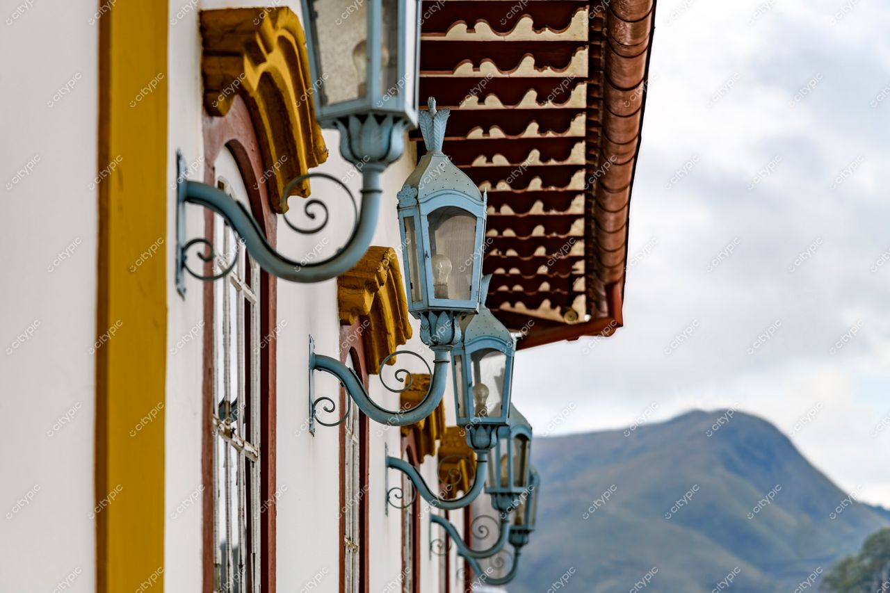 Ouro Preto, Minas Gerais: Luminárias Clássicas em Fachada Histórica