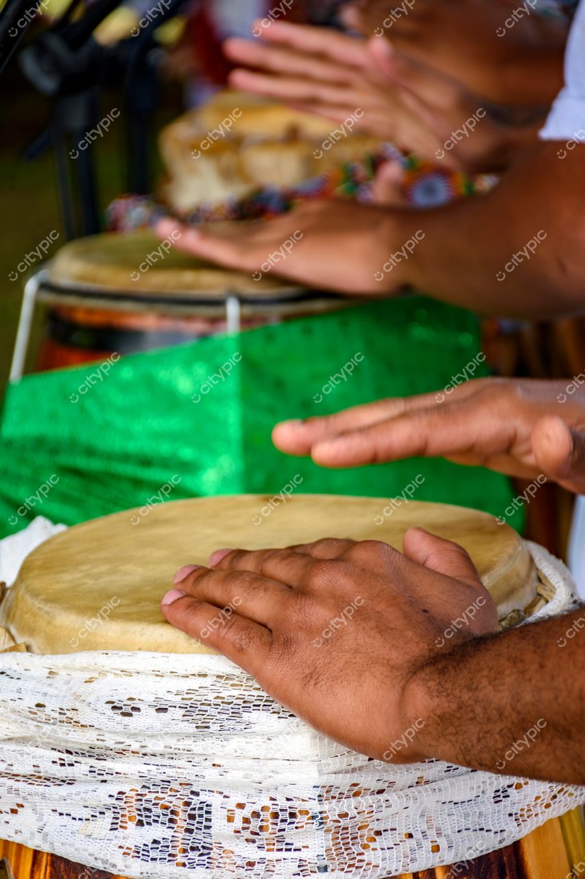 Tambores Vibrantes: Músicos em Ação na Cidade de Belo Horizonte, Minas Gerais, Brasil