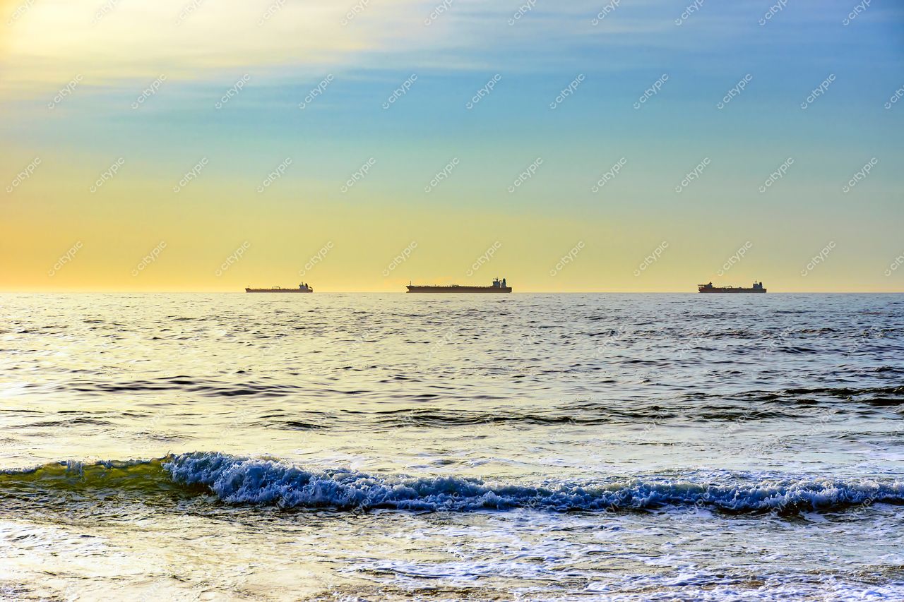 Ipanema, Rio de Janeiro: Três navios na linha do horizonte ao entardecer