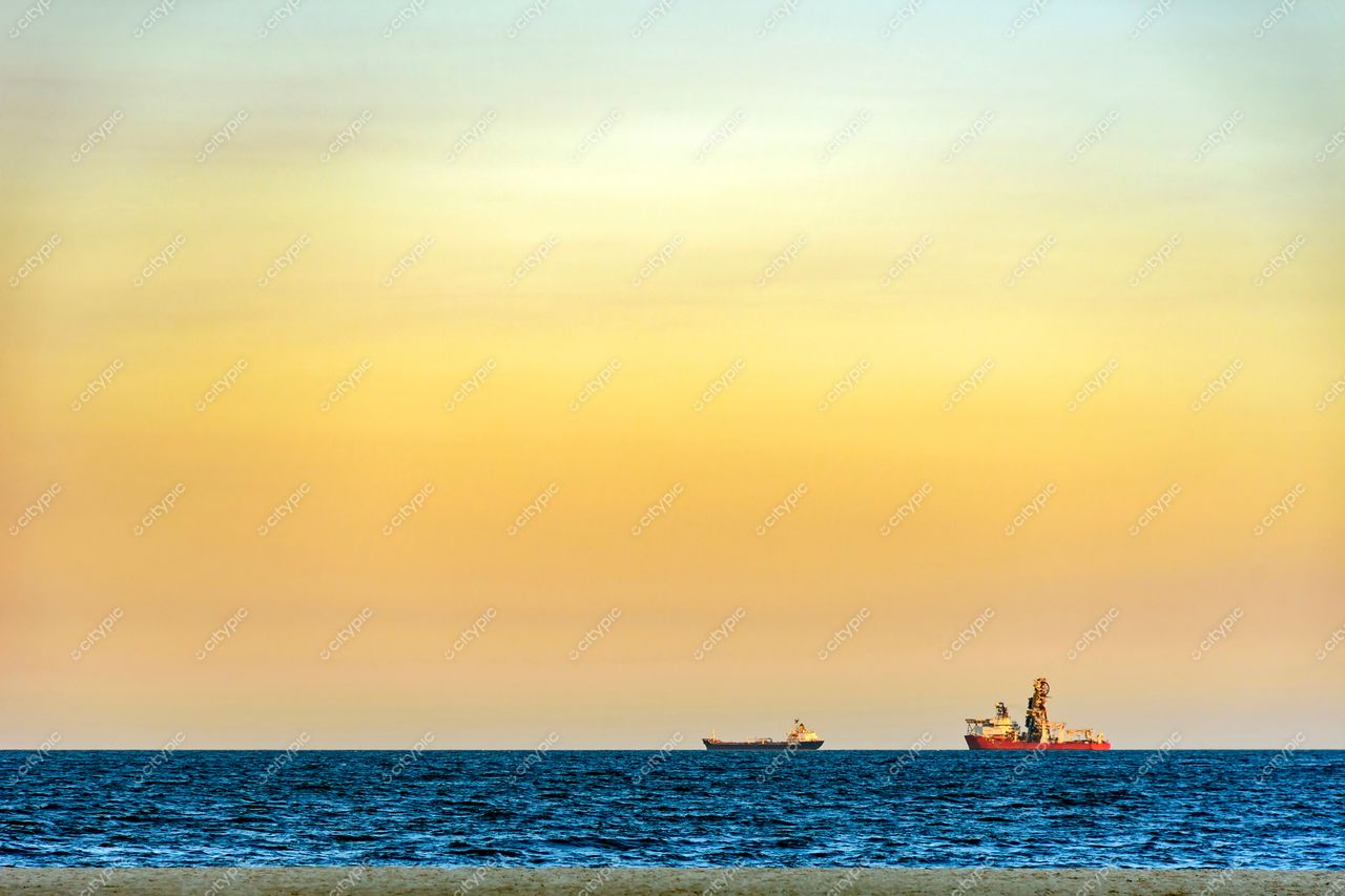 Copacabana, Rio de Janeiro: Serenidade no Crepúsculo com Navios ao Horizonte