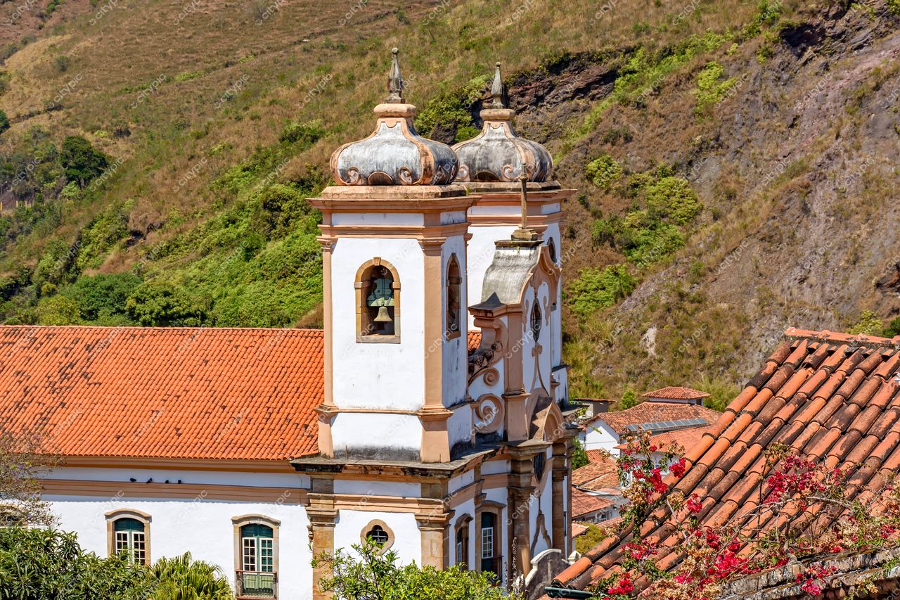 Ouro Preto, Minas Gerais: Campanário colonial em destaque na cidade histórica
