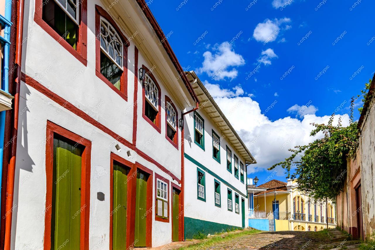 Ouro Preto, Minas Gerais: Rua colonial com fachada branca e portas verdes